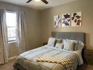 Charming Condo Near WFU and Hospitals, Full Kitchen, Strong WiFi, In-Unit Laundry - Winston-Salem - 4