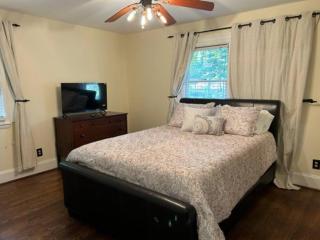 Southern Charm in Buckhead - - 4