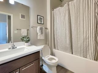 2br 2 Ba Apt Downtown Whot Tub & Amenities! - Des Moines - 2