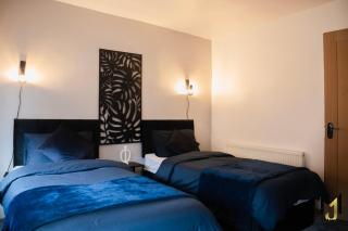 Spacious & Modern 5 Bed House - Perfect for Families, Contractors or Large Groups! - 9