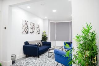 Spacious & Modern 5 Bed House - Perfect for Families, Contractors or Large Groups! - 0