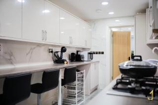 Spacious & Modern 5 Bed House - Perfect for Families, Contractors or Large Groups! - Reading - 1