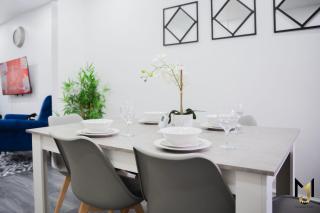 Spacious & Modern 5 Bed House - Perfect for Families, Contractors or Large Groups! - 6