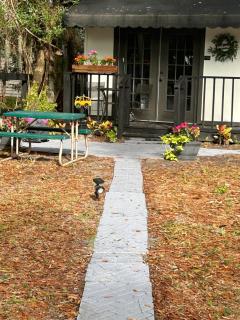 Adorable lakefront pool cottage - Odessa - 9