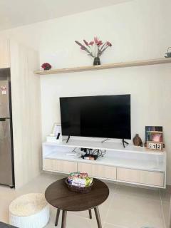 Sunset Seaview Studio Apartment at Kota Kinabalu City Centre - 4