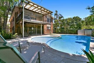 Generous Family Home with 4 Bedrooms, Pool, Pet Friendly - 0