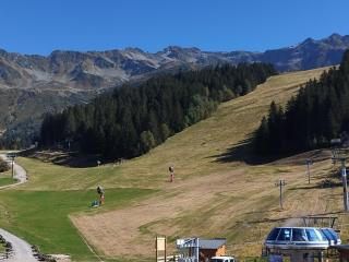 Studio cabine skis aux pieds, balcon, centre station - FR-1-771-65 - 9