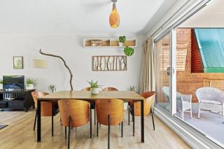 'Kangaroo Corner' Coastal Charm & Midcentury Flair - 8