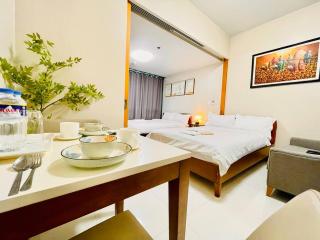 Thompson Suites - 2 beds, One Uptown Residences 28F A - XBOX & Netflix - Manila - 0