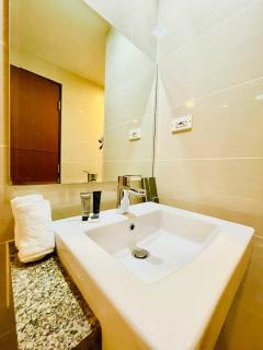 Thompson Suites - 2 beds, One Uptown Residences 28F A - XBOX & Netflix - Manila - 1