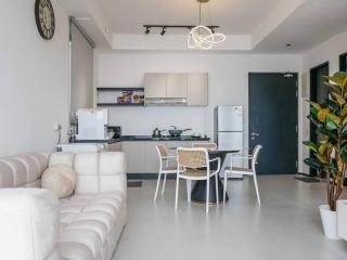 Modern 2 Bedroom Urban Suite by Uptrend Home Management - Jelutong - 0