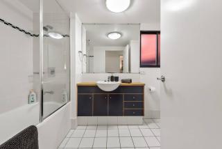 Resort Living - 10mins CBD - 2Bed / 2Bath / 1Car - 5