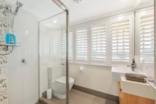 Modern Twist + Old World Charm ~ 3Bed/2Bath/2Car - Brisbane - 4