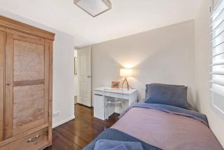 Modern Twist + Old World Charm ~ 3Bed/2Bath/2Car - Brisbane - 3