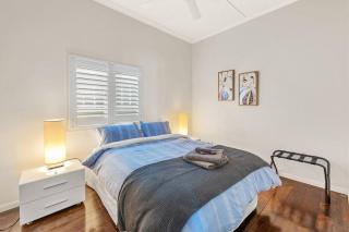 Modern Twist + Old World Charm ~ 3Bed/2Bath/2Car - Brisbane - 6
