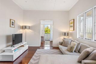 Modern Twist + Old World Charm ~ 3Bed/2Bath/2Car - Brisbane - 2