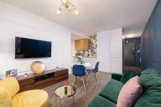 Blue and Green Apartment with Bright Pink Bedroom in Kraków by Noclegi Renters - Krakow - 2