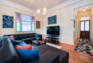 Comfy Character QLD’r ~ 3Bed Self-Contained-Upstairs House w/Parking ~ Woolloongabba - Brisbane - 5