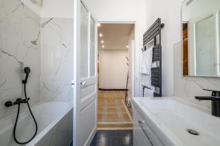 LE BOURGEOIS avec balcon, somptueux et lumineux, idéalement situé - 3