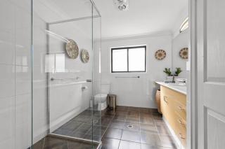 Noble House ~ Fully Self-Contained Guest Suite - 2 Bed/1Bath/1Car~Parklands + Transport - 5