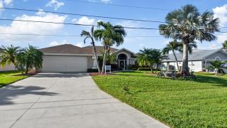 Lupita boat lift dock heated south facing pool - Cape Coral - 5