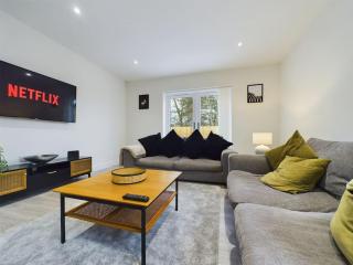 The Grange Sleeps 8 Family Retreat Free Wi-Fi & Parking - Cheltenham - 8