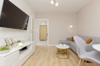 White & Gold Marble Apartment Łódź Fabryczna by Noclegi Renters - 3