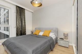 White & Gold Marble Apartment Łódź Fabryczna by Noclegi Renters - Łódź - 1