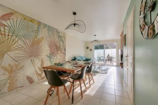 Maison moderne et piscine commune - 1
