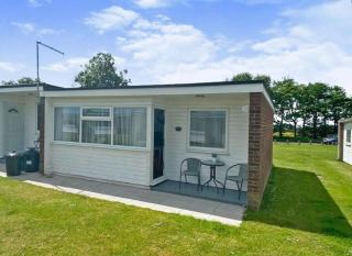 170 Chalet, Sunbeach, Scratby - Two bed chalet, sleeps 5, pet friendly, free Wi-Fi, free entry to onsite clubhouse and bed linen and towels included - Scratby - 4