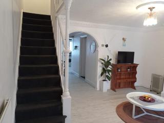 Shepherds Spacious House 4-Beds - Romford - 8