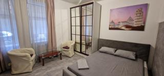 Біля Оперного театру - 4