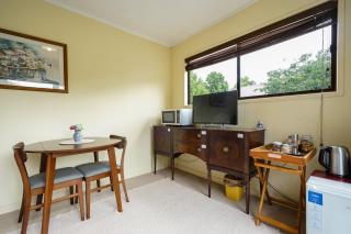 One Bedroom Unit Close to Claudeland Park - Hamilton - 1