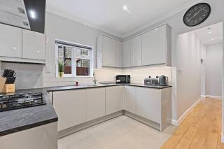 Entire 2 Bed Flat with Private Garden, minutes walk to Elizabeth Line - Ealing - 2