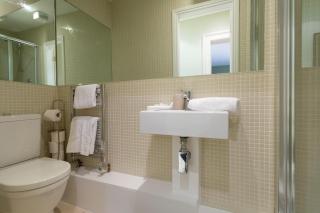 Spectacular 2 Bedroom Apartment with Sunny Garden & Terrace - 2
