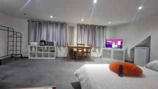 SnoozeDen Westmead - Windsor Castle & Legoland - 1