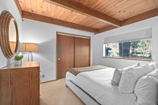 Waves End Lakefront - 3BR Tahoe Vista w Private Sandy Beach, Walk to Town! - Tahoe Vista - 1