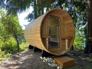 Waterfront Retreat with Fireplace, Hot Tub & Sauna - 5