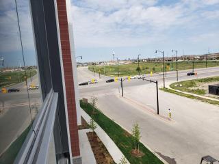 Luxurious Condo Apartment 2BRs-1BAs-1Office with free parking - 3