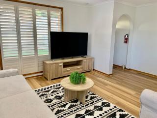 Beautiful Sunny house, 10 mins from Hobart City - Lenah Valley - 4