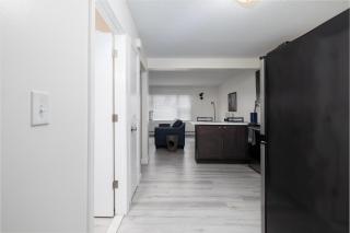 Webster Hill Suites - Inviting Comfort with Office Essentials - 1