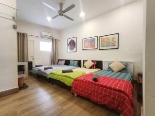 Cheerful 6BR Town House @ Geortown for 5-14pax by Cohans - George Town - 1