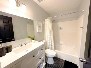 Luxury 2BR in Midtown with Patio-Balcony & Optional Parking Near Broadway, Vanderbilt & Centennial Park - 1