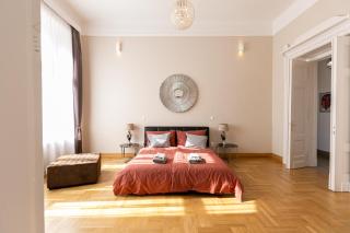 Bakats Ter Apartment with Balcony Overlooking Church Square - 9