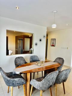 Luxury home 75”TV, 5mins from City Center & Beach - 6