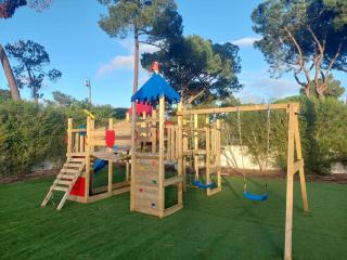 8-Bed Villa in Vilamoura-Sleeps-Playground-Pool - 2