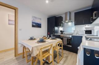 Large, newly renovated, three bedroom TOWN CENTRE split level apartment with free parking, sleeps seven - Walking distance to beach - 5