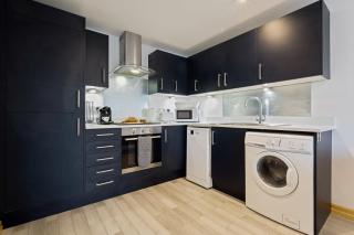 Large, newly renovated, three bedroom TOWN CENTRE split level apartment with free parking, sleeps seven - Walking distance to beach - 3