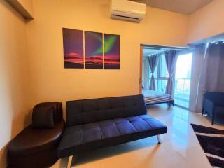 BGC Cosy Spacious 1BR Uptown Parksuites with Balcony City View - Manila - 1