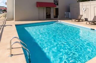 Super 8 by Wyndham Myrtle Beach/Market Common Area - Myrtle Beach - 6